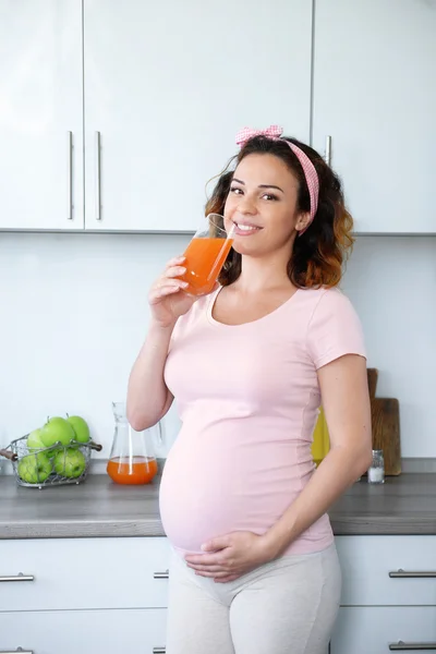Pregnant woman with glass of juice — Stock Photo, Image