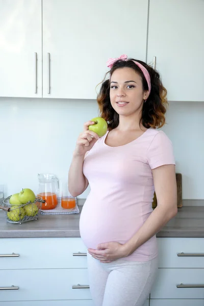 Unga gravid kvinna med äpple — Stockfoto