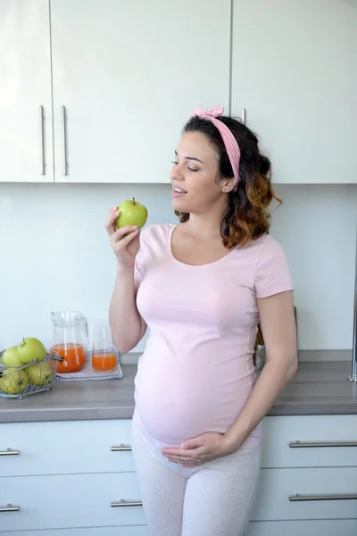Jovem mulher grávida com maçã — Fotografia de Stock
