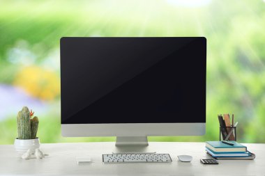 bilgisayar ahşap masada