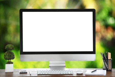 bilgisayar ahşap masada 