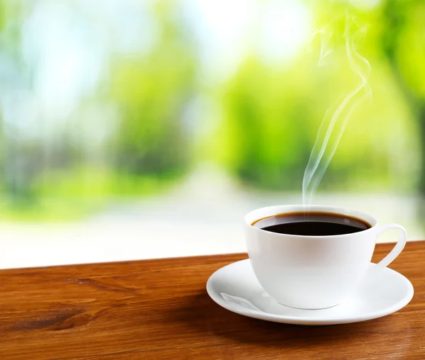 Taza de café en la mesa —  Fotos de Stock