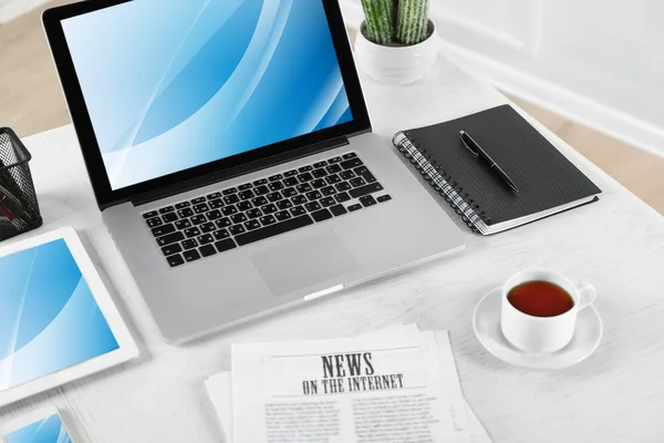 Moderne werkplek met laptop — Stockfoto