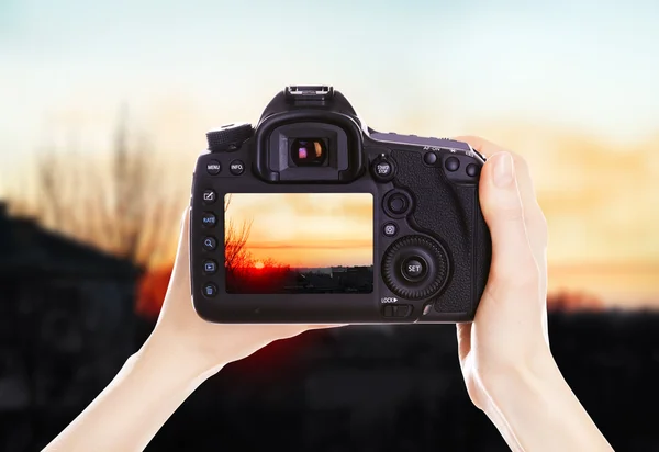 Fotografo con macchina fotografica al lavoro — Foto Stock