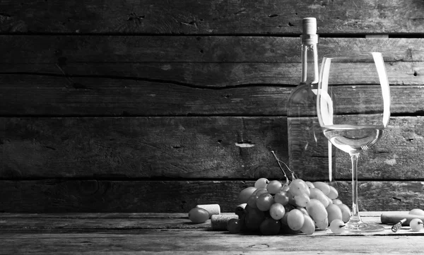 Láhev a sklenici vína — Stock fotografie