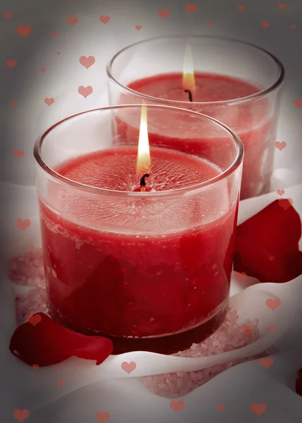 美丽的红蜡烛，与花瓣互生 — 图库照片