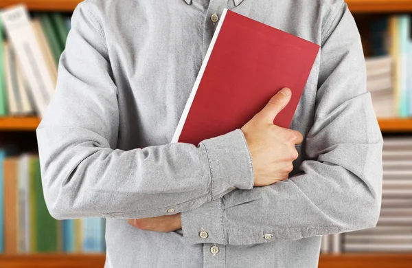 Manos masculinas sosteniendo libro — Foto de Stock