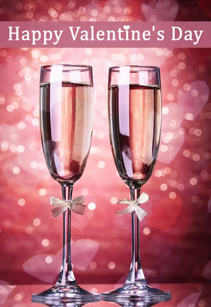 Twee glazen van champagne op lichte achtergrond met verlichting — Stockfoto