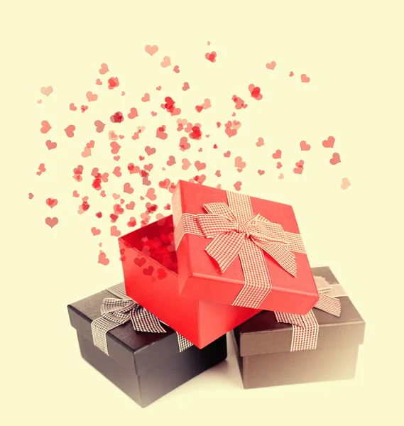 Geschenkdozen en een heleboel kleine rode harten — Stockfoto