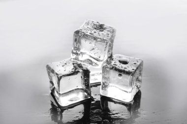 Parlayan buz küpleri