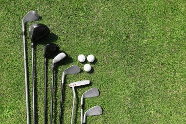 Bir satır ve topları farklı golf kulüpleri