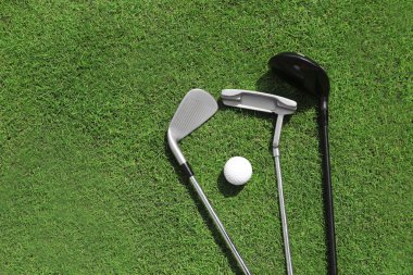 golf kulüpleri ve topu