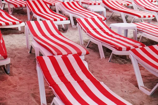 Camas de sol vermelhas no mar — Fotografia de Stock