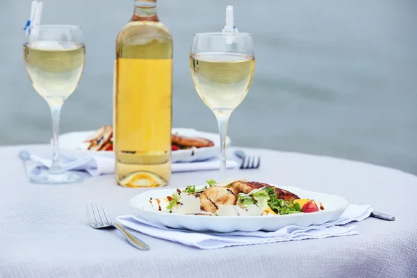 Leckerer Salat mit Wein — Stockfoto