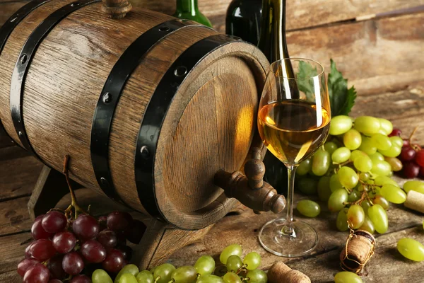 White and red grape with wine bottle near barrel — Stock Photo, Image