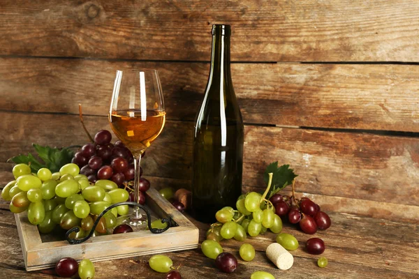 Uva blanca y roja con botella de vino — Foto de Stock