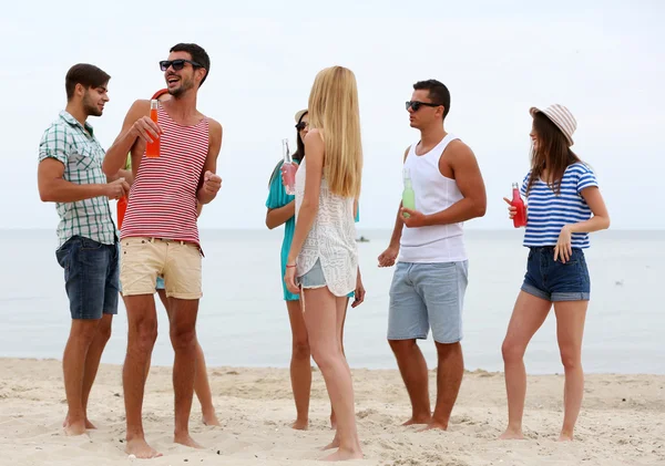 Belles personnes qui s'amusent sur la plage — Photo