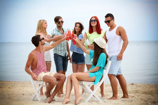 Mooie mensen plezier op strand — Stockfoto