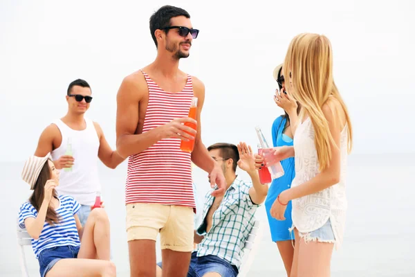 Mooie mensen plezier op strand — Stockfoto