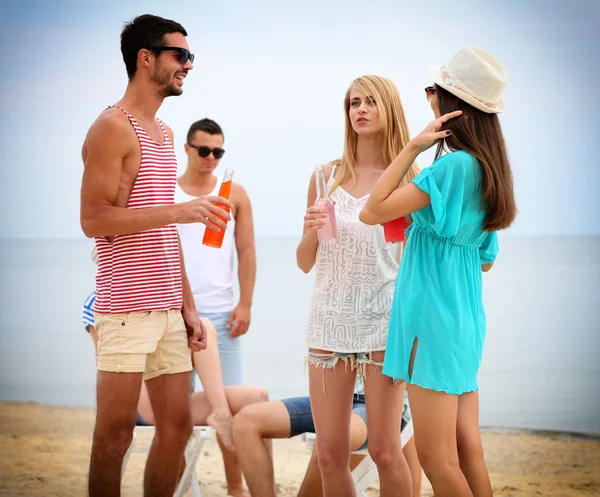 Mooie mensen plezier op strand — Stockfoto
