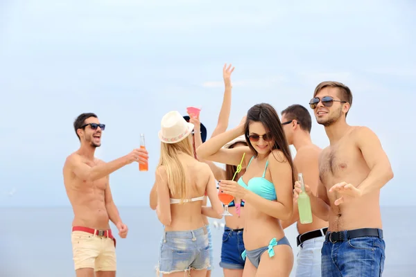 Mooie mensen plezier op strand — Stockfoto