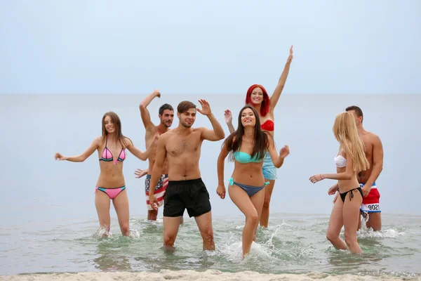 Mladí lidé, které baví na pláži — Stock fotografie