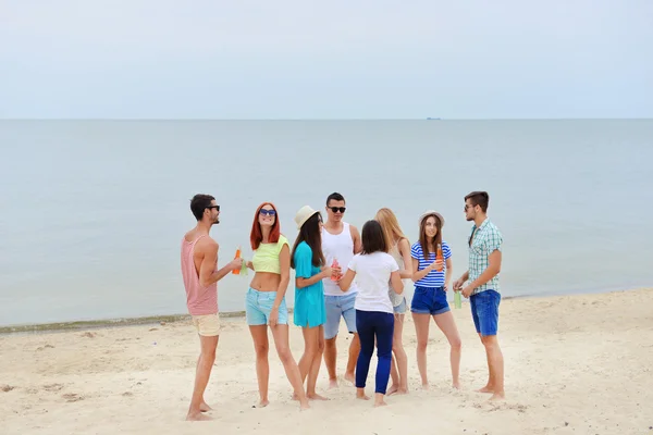 Mooie mensen plezier op strand — Stockfoto