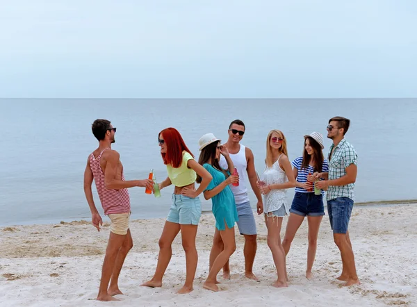 Belles personnes qui s'amusent sur la plage — Photo