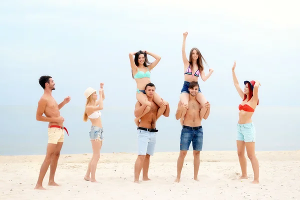 Jóvenes divirtiéndose en la playa —  Fotos de Stock