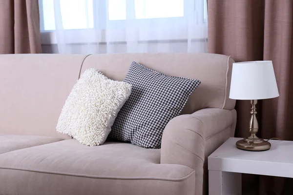 Bequemes Sofa im Zimmer — Stockfoto