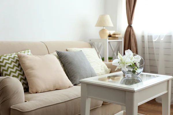 Sofa mit schönen Kissen — Stockfoto