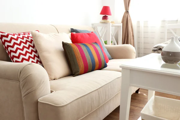 Intérieur de la chambre avec canapé confortable — Photo