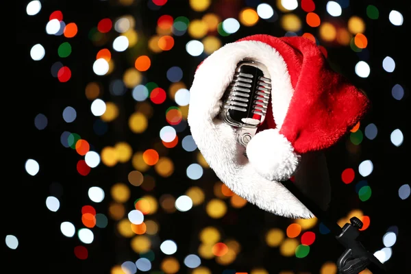 Antiguo micrófono decorado con sombrero de Navidad —  Fotos de Stock