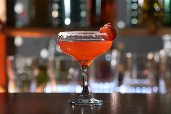 Alcohol cocktail op de balk teller — Stockfoto