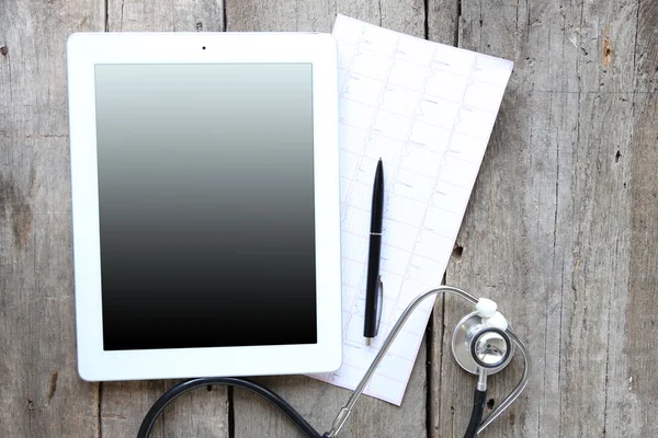 Медичний планшет з порожнім екраном — стокове фото
