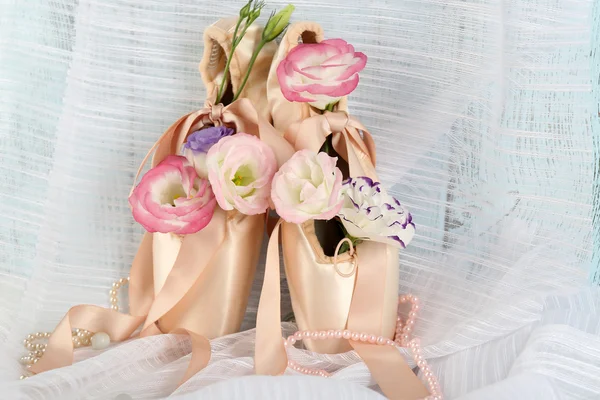 Decorado con zapatos de ballet de flores — Foto de Stock