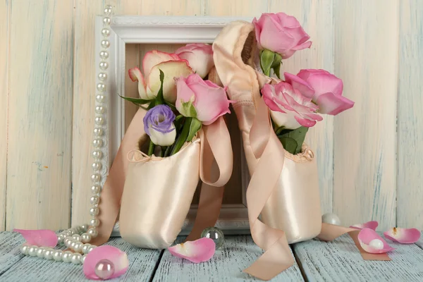 Decorado con zapatos de ballet de flores — Foto de Stock