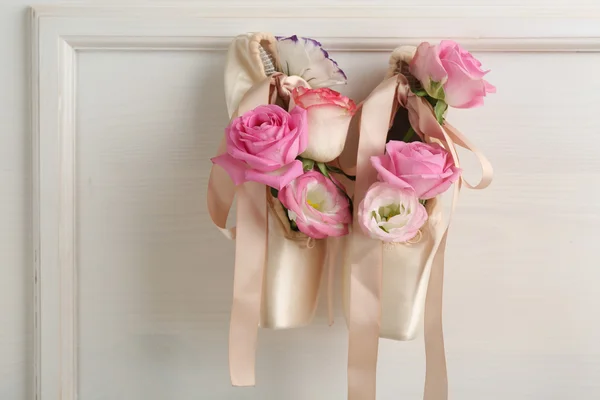 Mooie ballet schoenen met rozen — Stockfoto