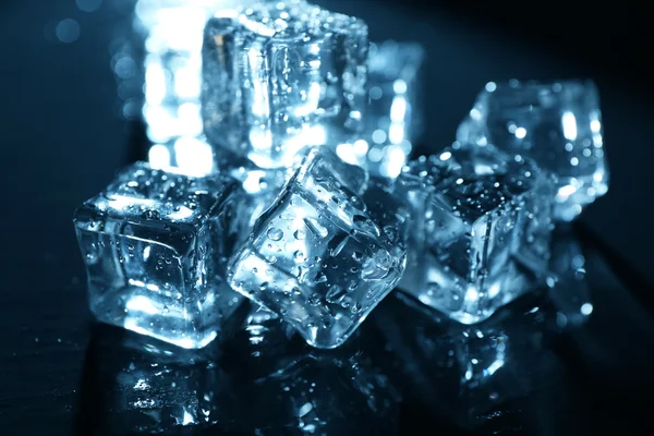 Сияющие кубики льда — стоковое фото