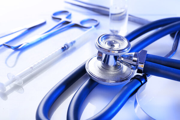 Стетоскоп с медицинским оборудованием
