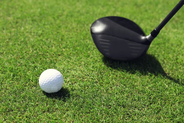 Golfschläger und Ball — Stockfoto