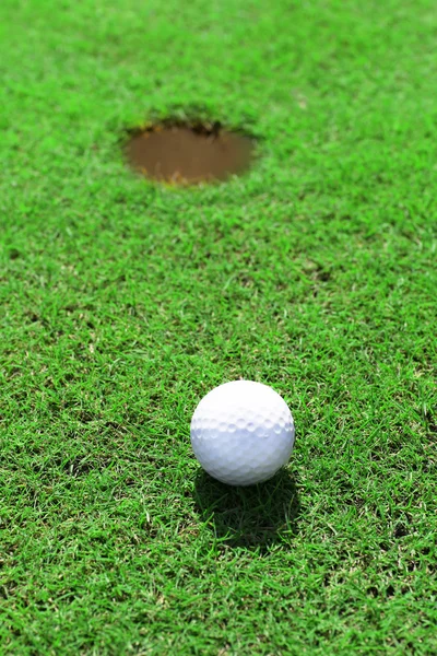 Balle de golf sur lèvre de tasse — Photo