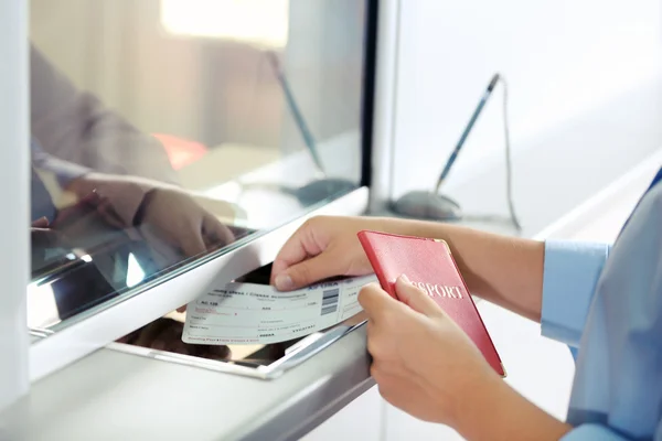 Flygplatsen incheckningsdiskar — Stockfoto