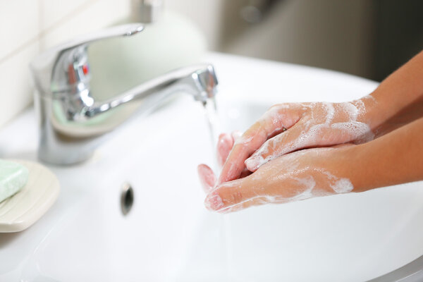 Мытье рук с мылом
