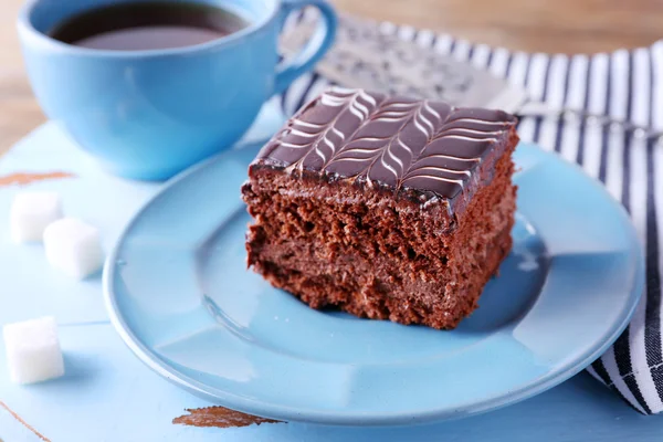 Torta su piatto blu con tazza di tè — Foto Stock