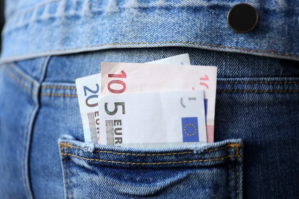 Billetes en euros en el bolsillo de los vaqueros — Foto de Stock