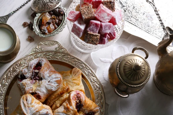 Antika te-set med Turkish delight och bakning — Stockfoto
