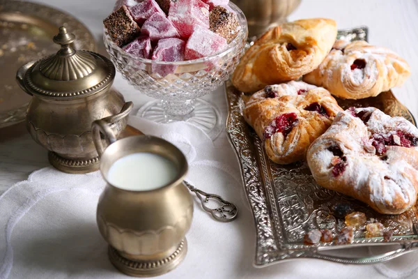 Starožitné čaje set s tureckým medem a pečení — Stock fotografie