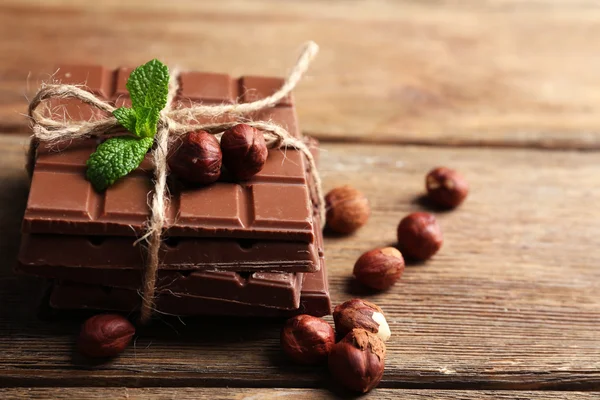 Schwarze Schokoladenstücke mit Nüssen — Stockfoto