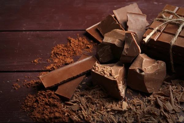 Zwarte chocolade stukken met kruiden — Stockfoto